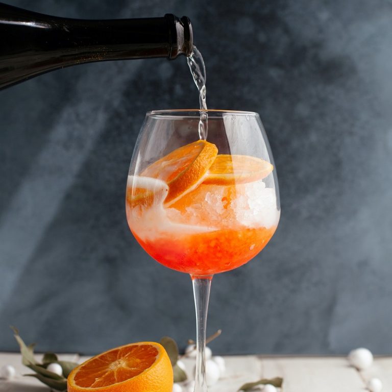 6 Sparkling Wine Cocktails for the Perfect Summer Evening