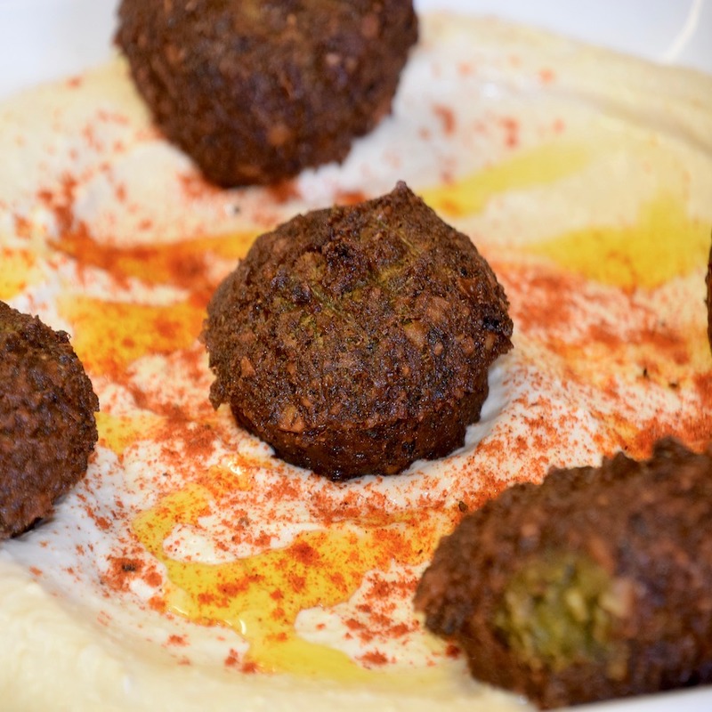 hummus with chilli powder topped with 4 falafel balls
