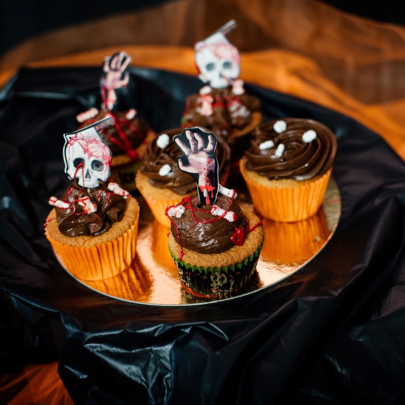 halloween recipe ideas chocolate cupcakes decorated with scary things