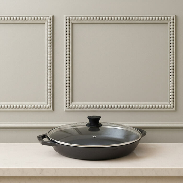 lodge_cast_iron_chefs_pan_with_loop_handle_&_glass_lid,_30.5cm